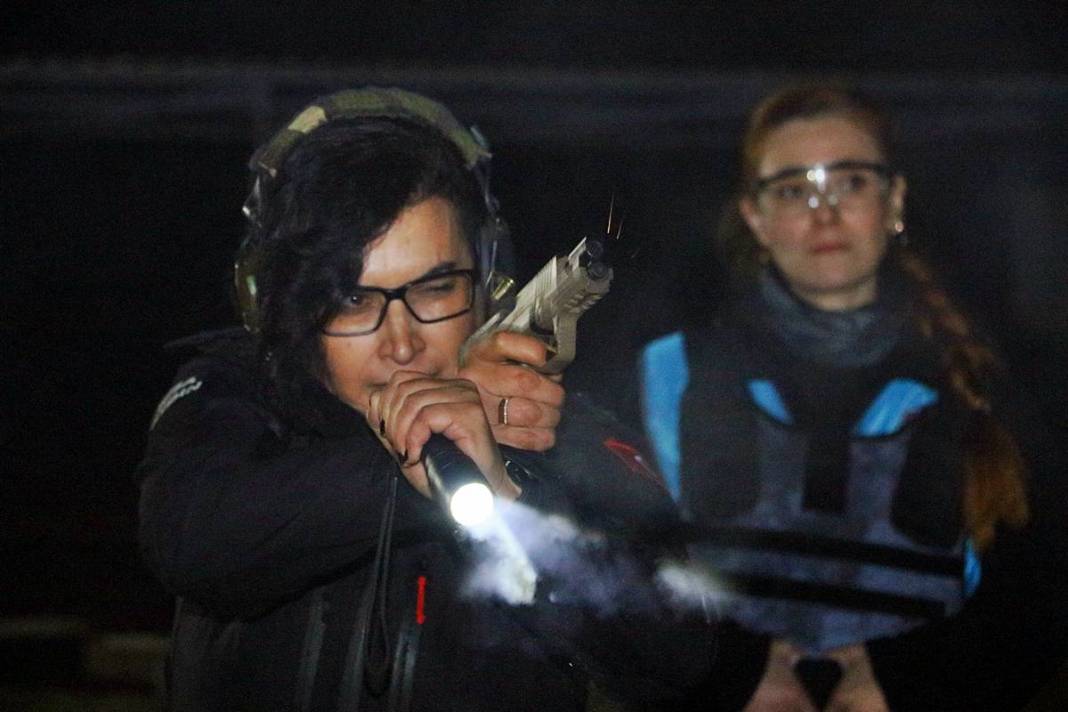 Yerli Lara Croft, karanlıkta hedefi 12'den vuruyor! Polis eğitmeni Nisa Aydın'ın müdahale teknikleri nefesleri kesiyor 37